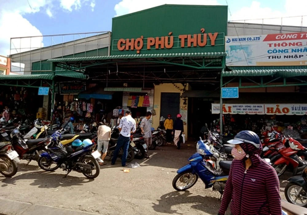 Cổng chợ Phú Thủy vào sáng sớm