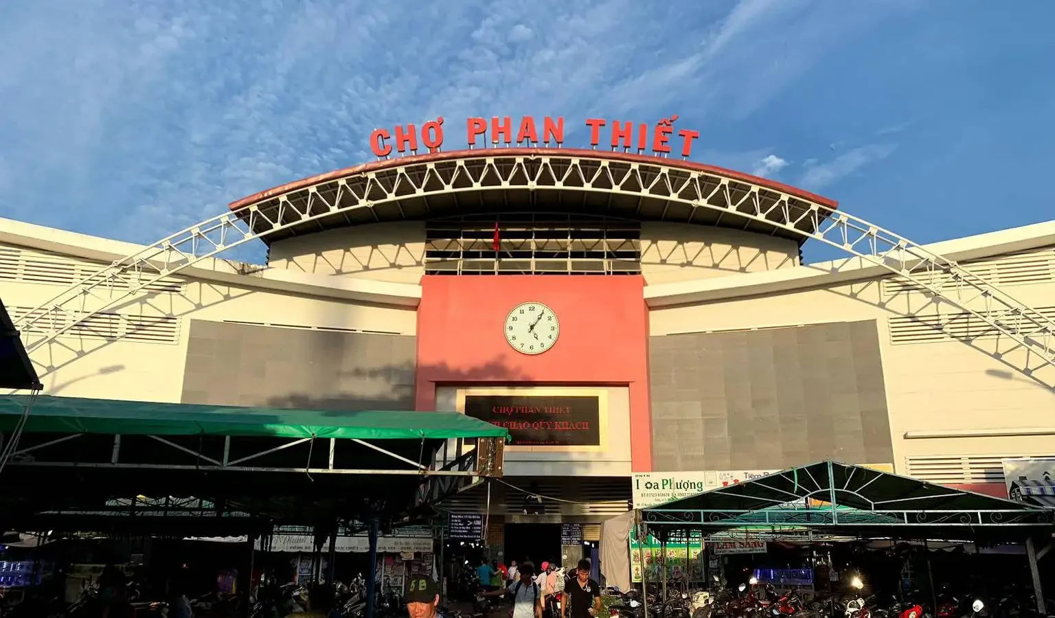 Chợ Phan Thiết là một trong những chợ lớn và lâu đời trong khu vực