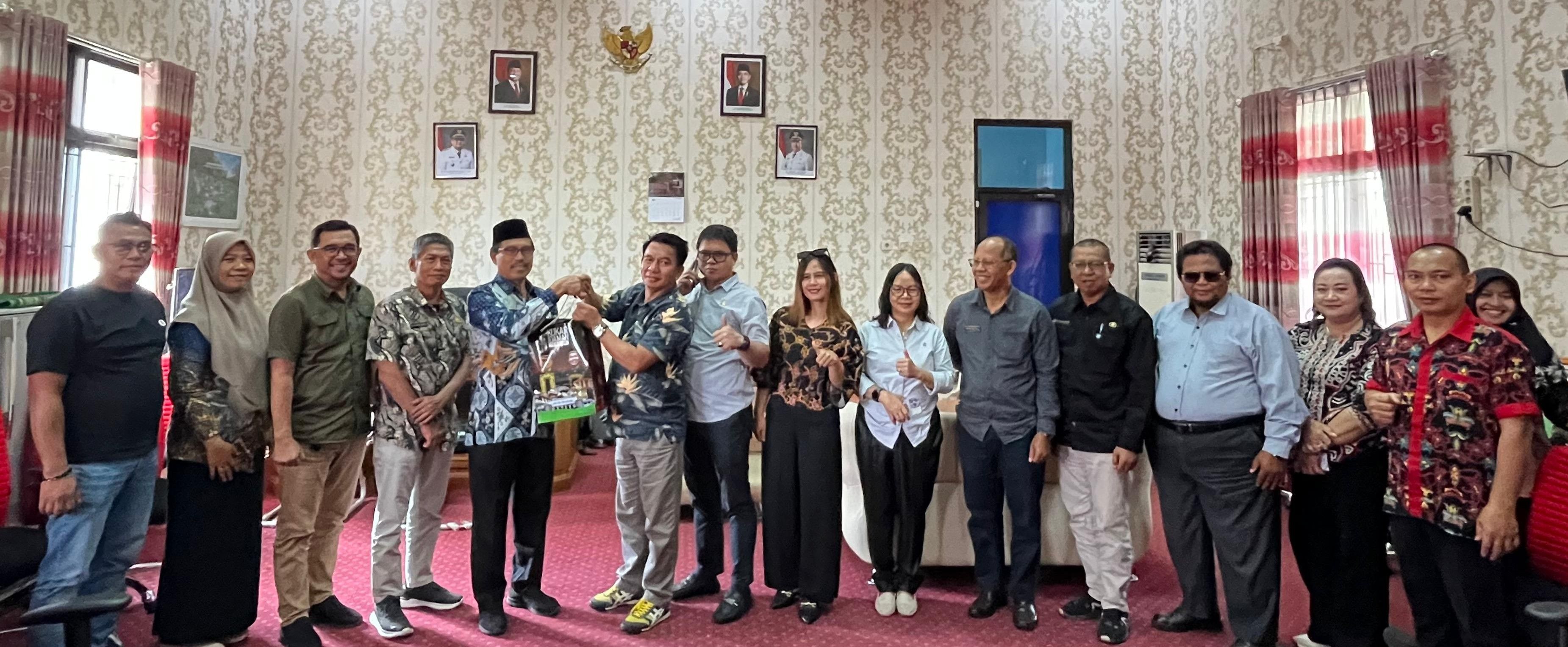 https://ik.imagekit.io/btkurbyn3/Foto%20bersama%20tim%20Komisi%20II%20DPRD%20Kubar.jpeg
