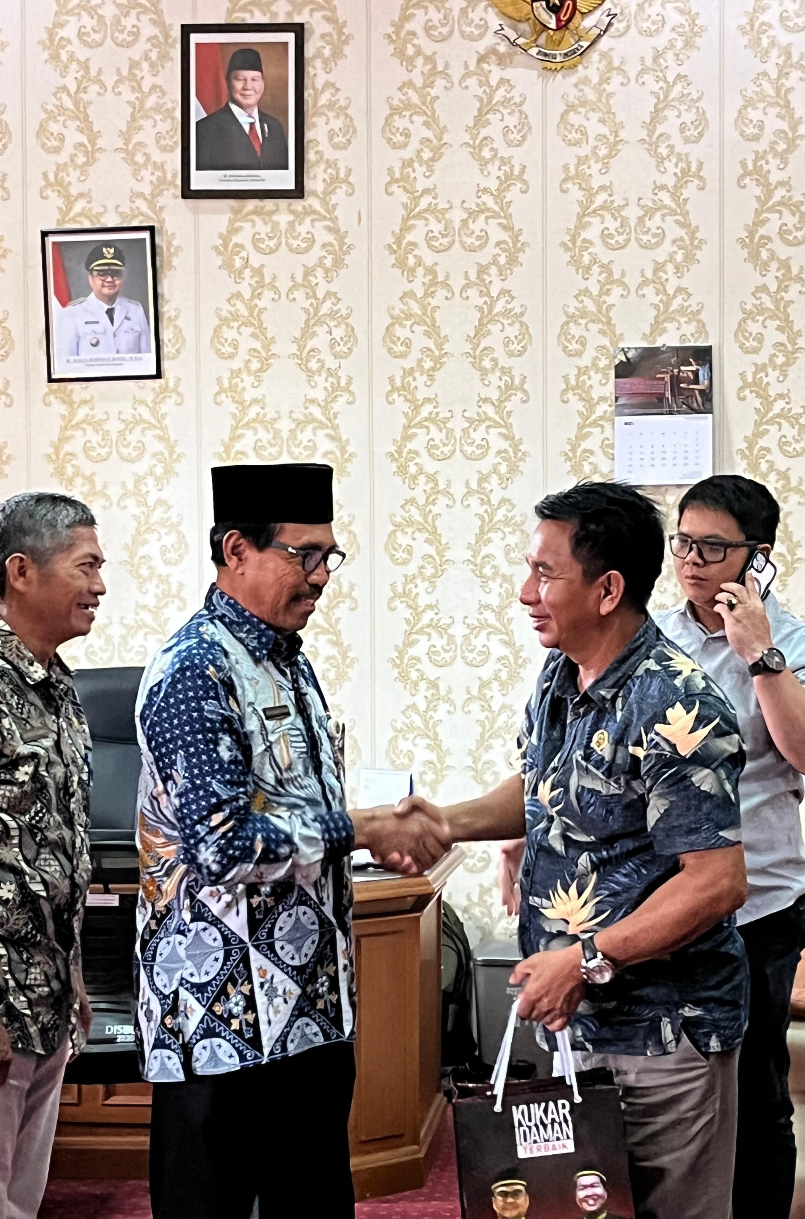 https://ik.imagekit.io/btkurbyn3/Penyerahan%20souvenir.jpeg