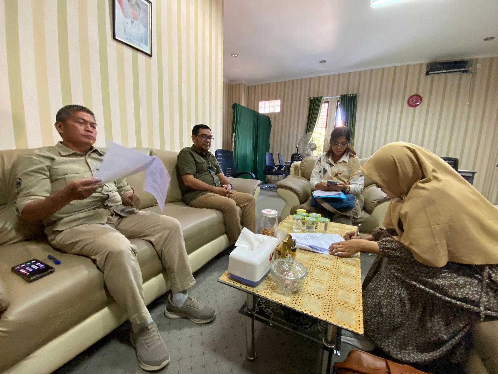 https://ik.imagekit.io/btkurbyn3/Upload%20Foto%20Siska/Survei%20Indeks%20Kebahagiaan%20oleh%20BRIDA%20dan%20Unmul?updatedAt=1749575204757