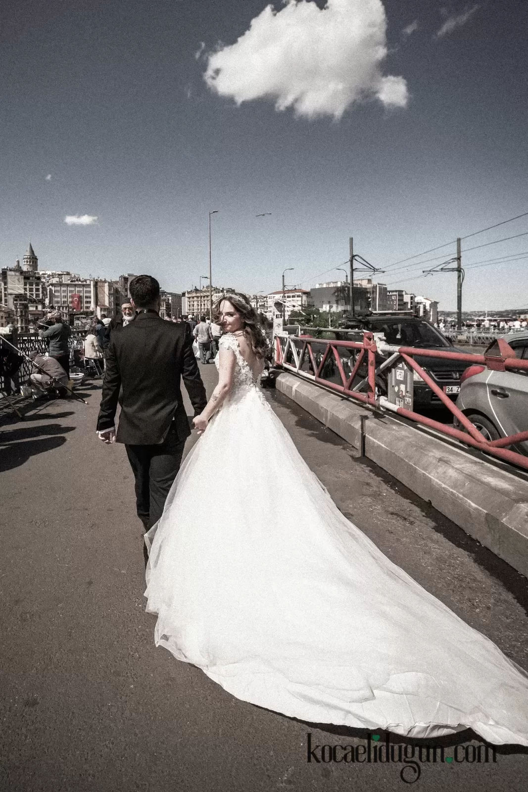 Köprü üzerinde yürüyen gelin ve damadın doğal düğün fotoğrafı – Fatihoztop Photography Gölcük