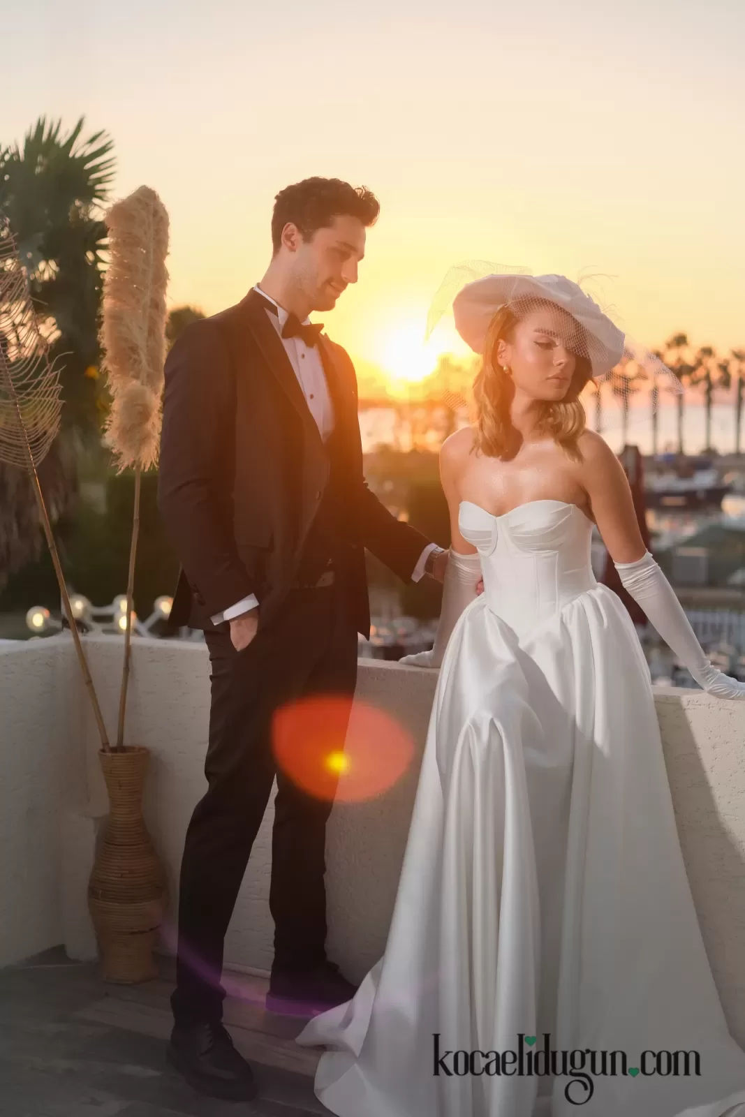 Gün batımında damadın geline baktığı romantik düğün fotoğrafı – Fatihoztop Photography Gölcük