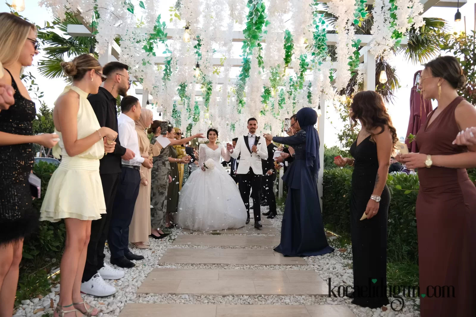Misafirlerin alkışları arasında el ele yürüyen gelin ve damat – Fatihoztop Photography Gölcük