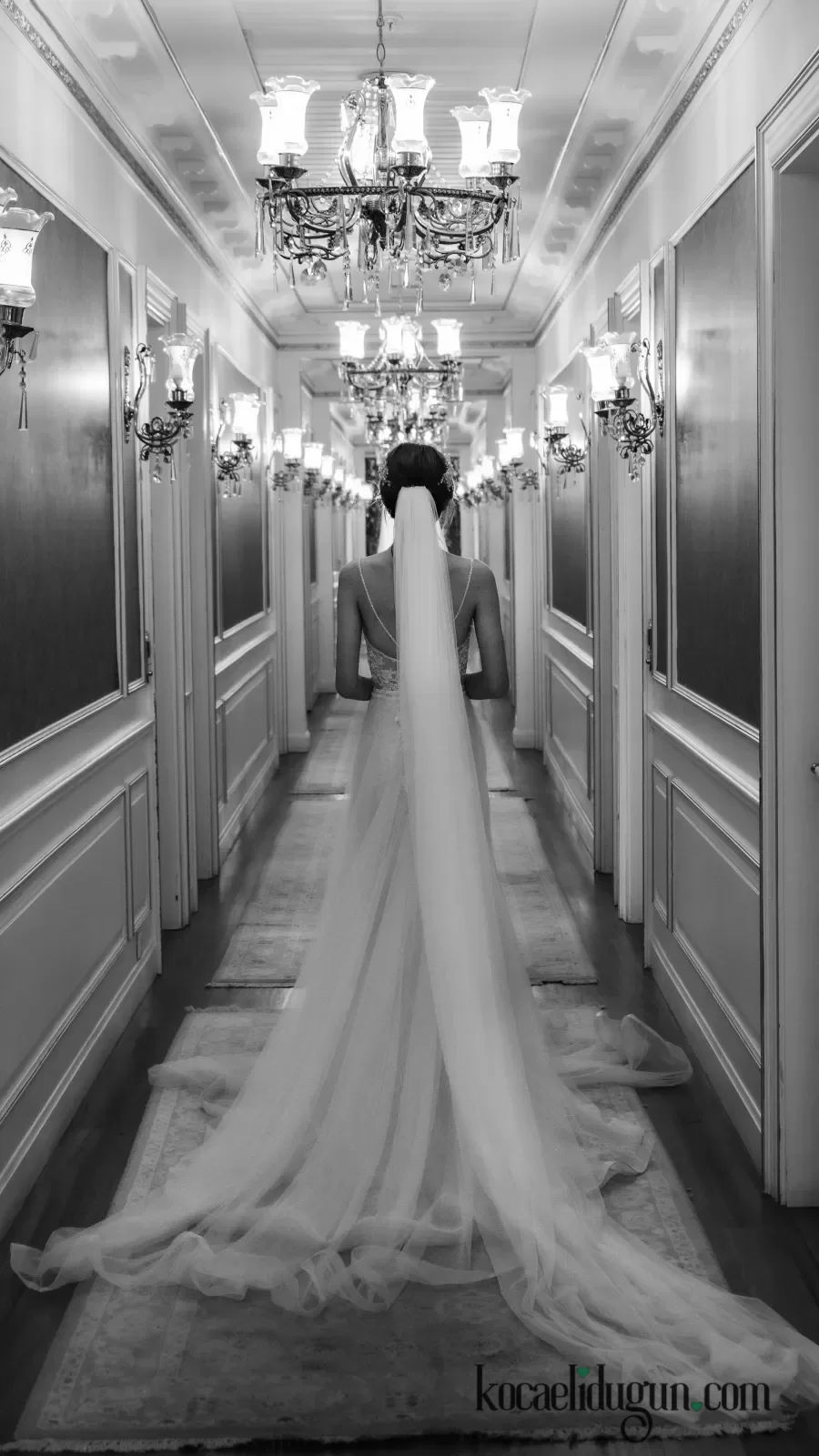 Dar koridorda arkası dönük yürüyen gelinin zarif düğün fotoğrafı – Fatihoztop Photography Gölcük