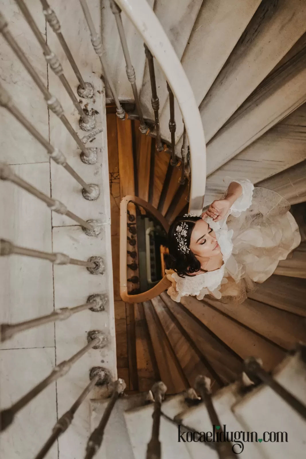 Dönen merdivenlerde yukarıdan çekilen gelin portresi – Fatihoztop Photography Gölcük