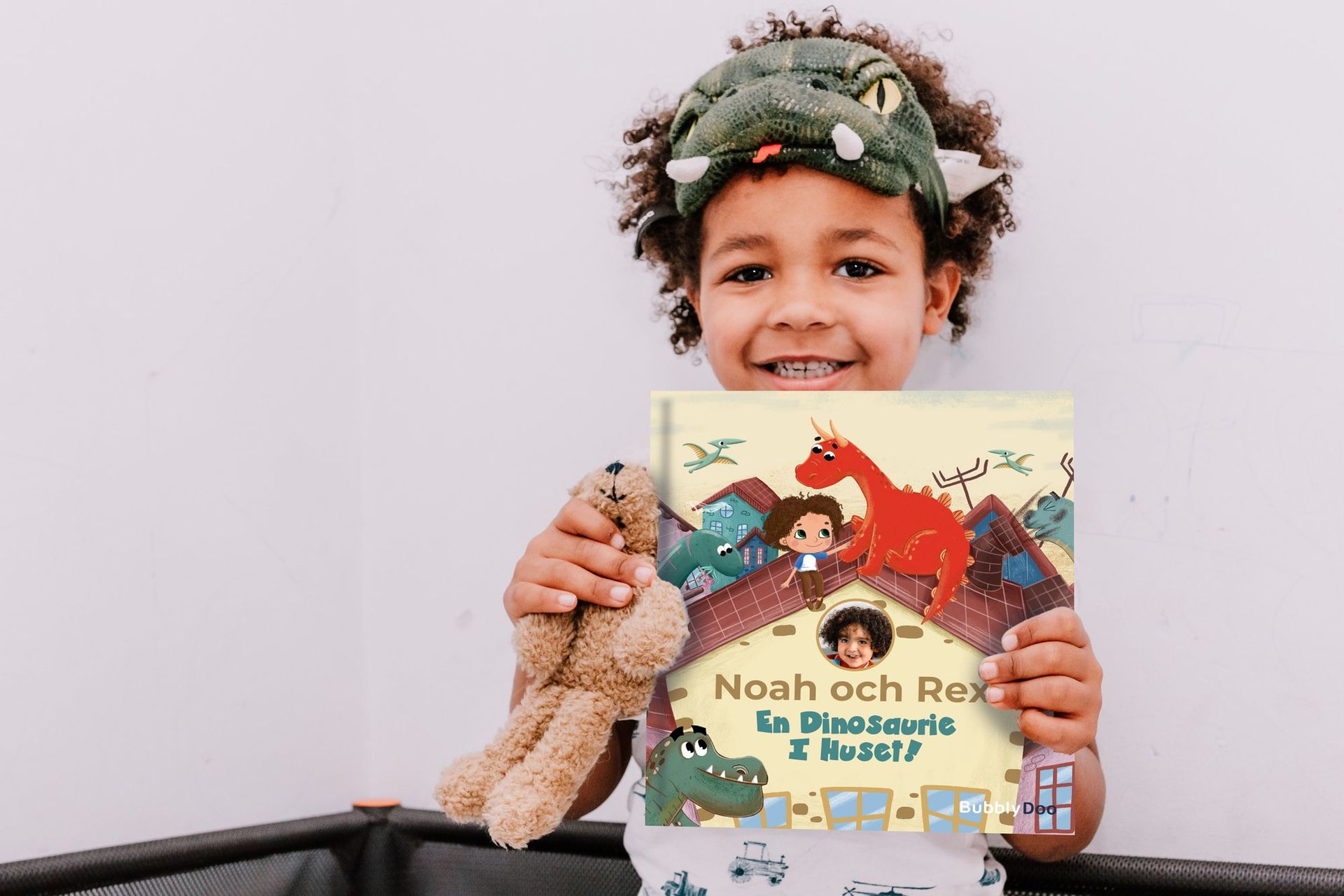 En bok om ditt barn och en dinosauriekompis!