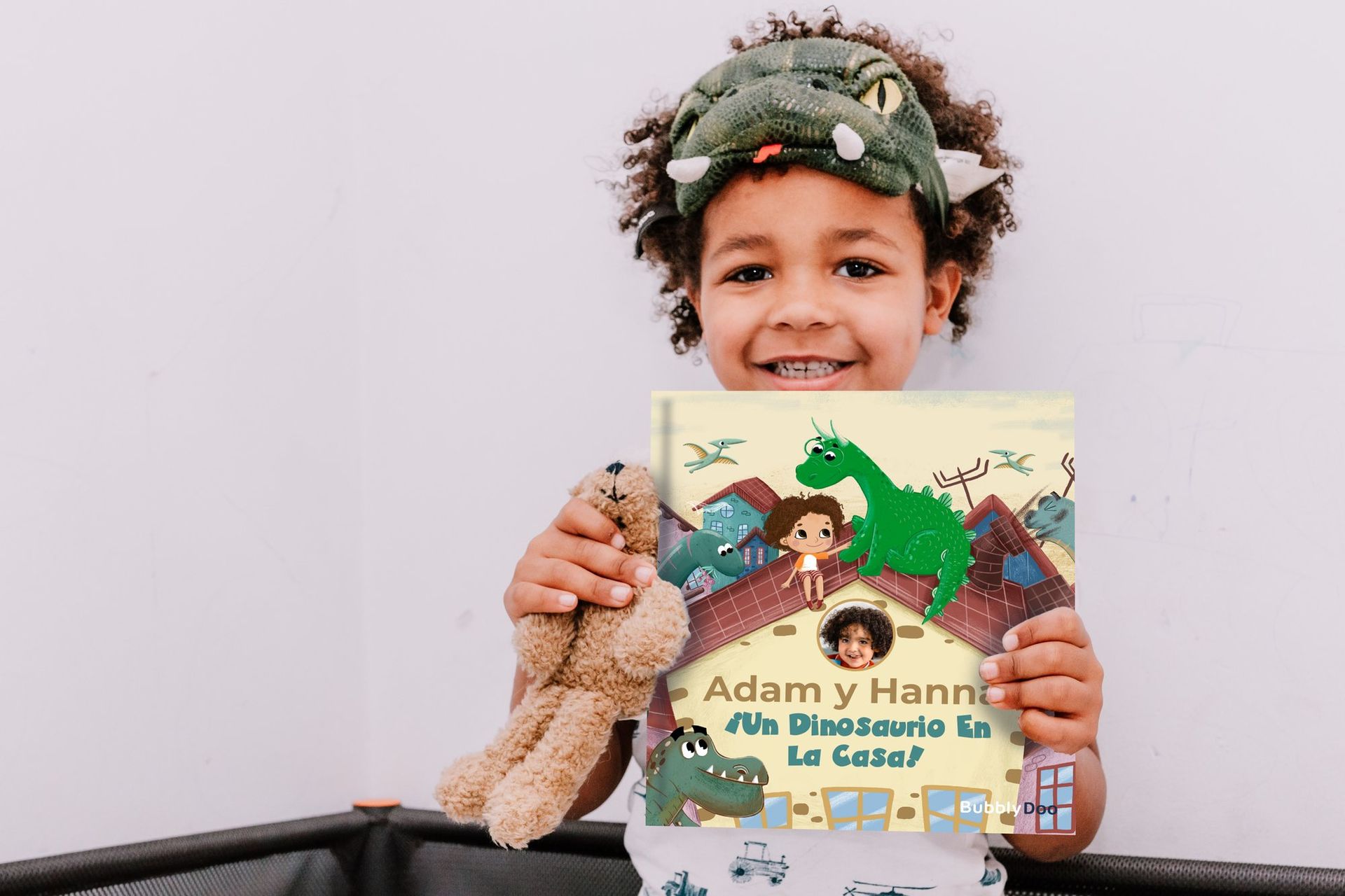 ¡Tu hijo y su propio amigo dinosaurio en un solo libro!