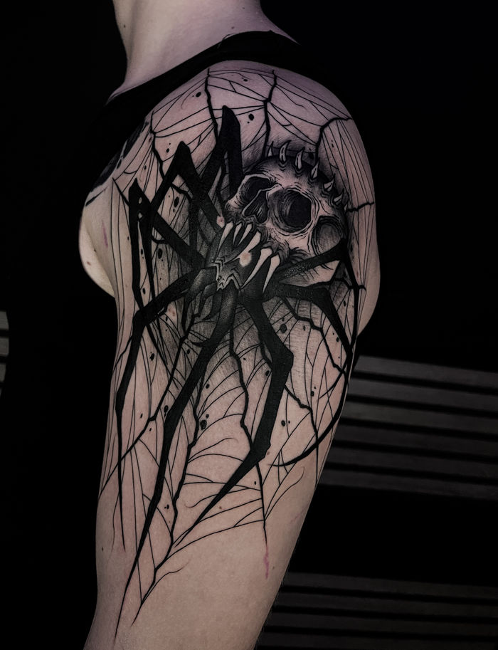 Dark Graphic Tattoo von Evgeny — BUGGKAT Studio Berlin