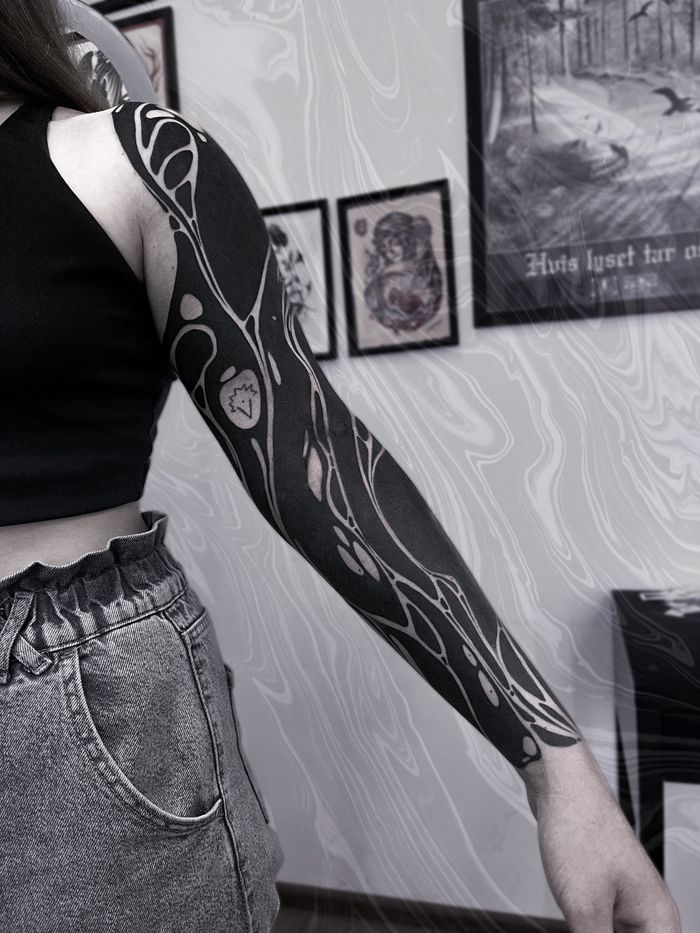Blackwork Custom Tattoo von Evgeny — BUGGKAT Studio Berlin