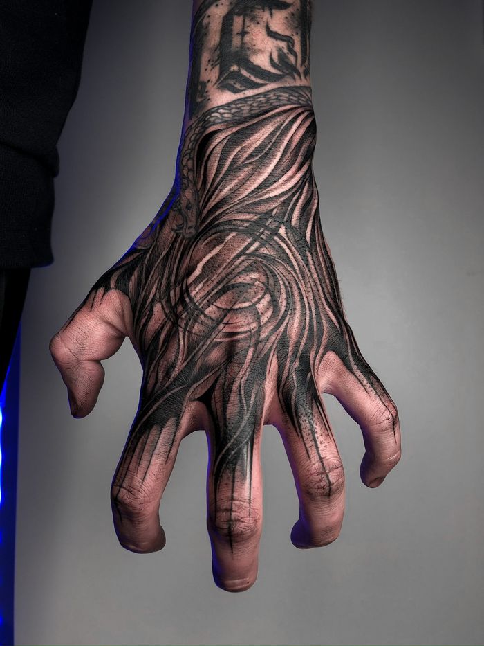 Abstrakte schwarze Formen über Handrücken und Finger von KateU