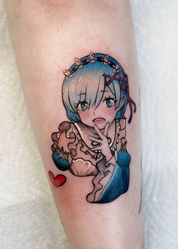 Farbiges Anime-Charakter-Tattoo auf dem Unterarm von Katy