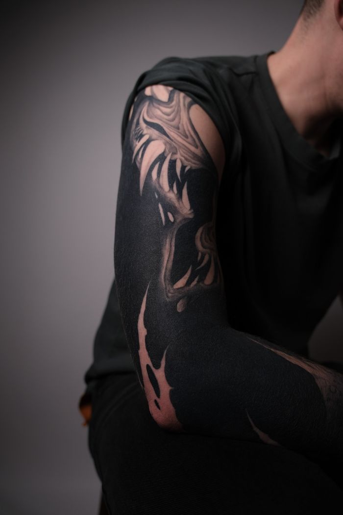 Blackwork Tattoo von Evgeny — BUGGKAT Studio Berlin
