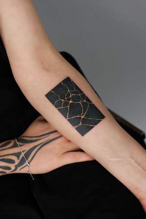 Blackwork Tattoo von KateU, BUGGKAT Berlin