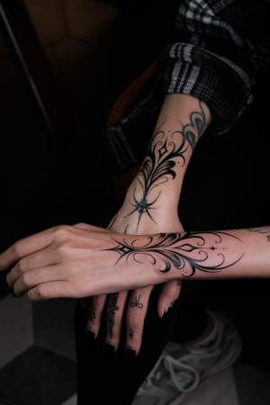 Blackwork Tattoo von Katy, BUGGKAT Berlin