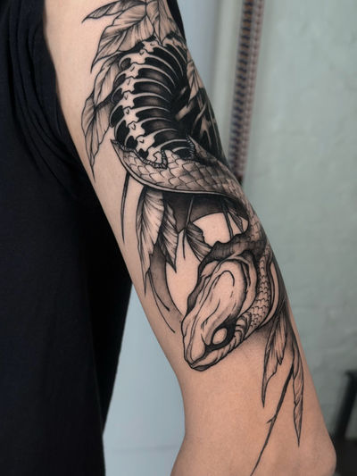 Dark Graphic Tattoo von Anastasia — BUGGKAT Studio Berlin