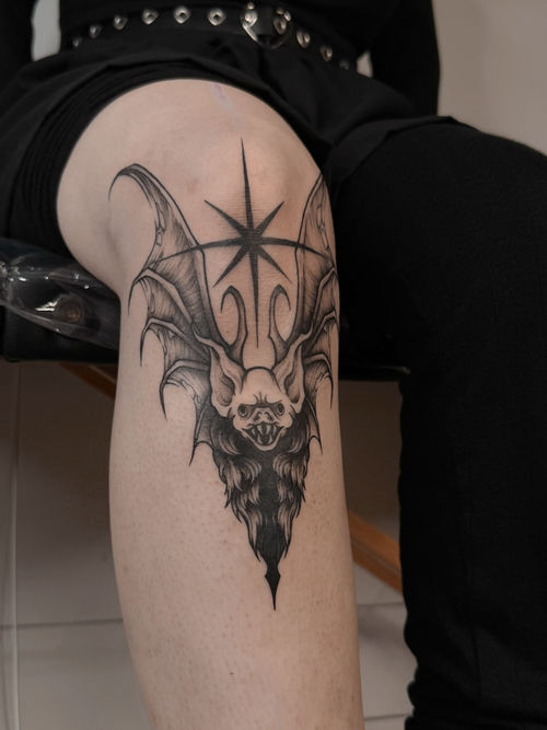 Grafik Tattoo von Anastasia, BUGGKAT Berlin