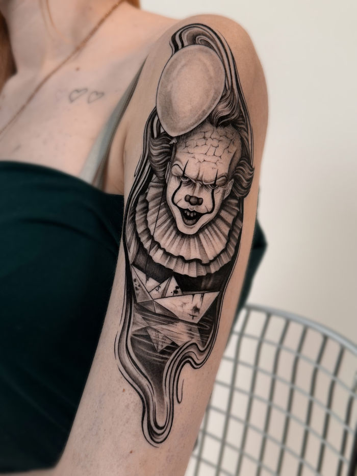 Dark Graphic Custom Tattoo von Anastasia — BUGGKAT Studio Berlin