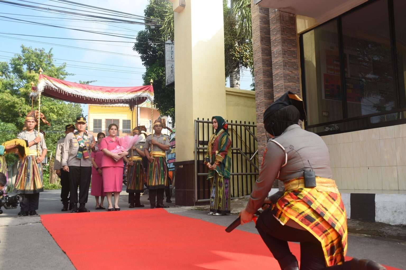 Sambutan Adat Meriah, AKBP Restu Wijayanto Resmi Jabat Kapolres Bulukumba Mulai 9 April 2025 Sambutan Adat Meriah, AKBP Restu Wijayanto Resmi Jabat Kapolres Bulukumba Mulai 9 April 2025