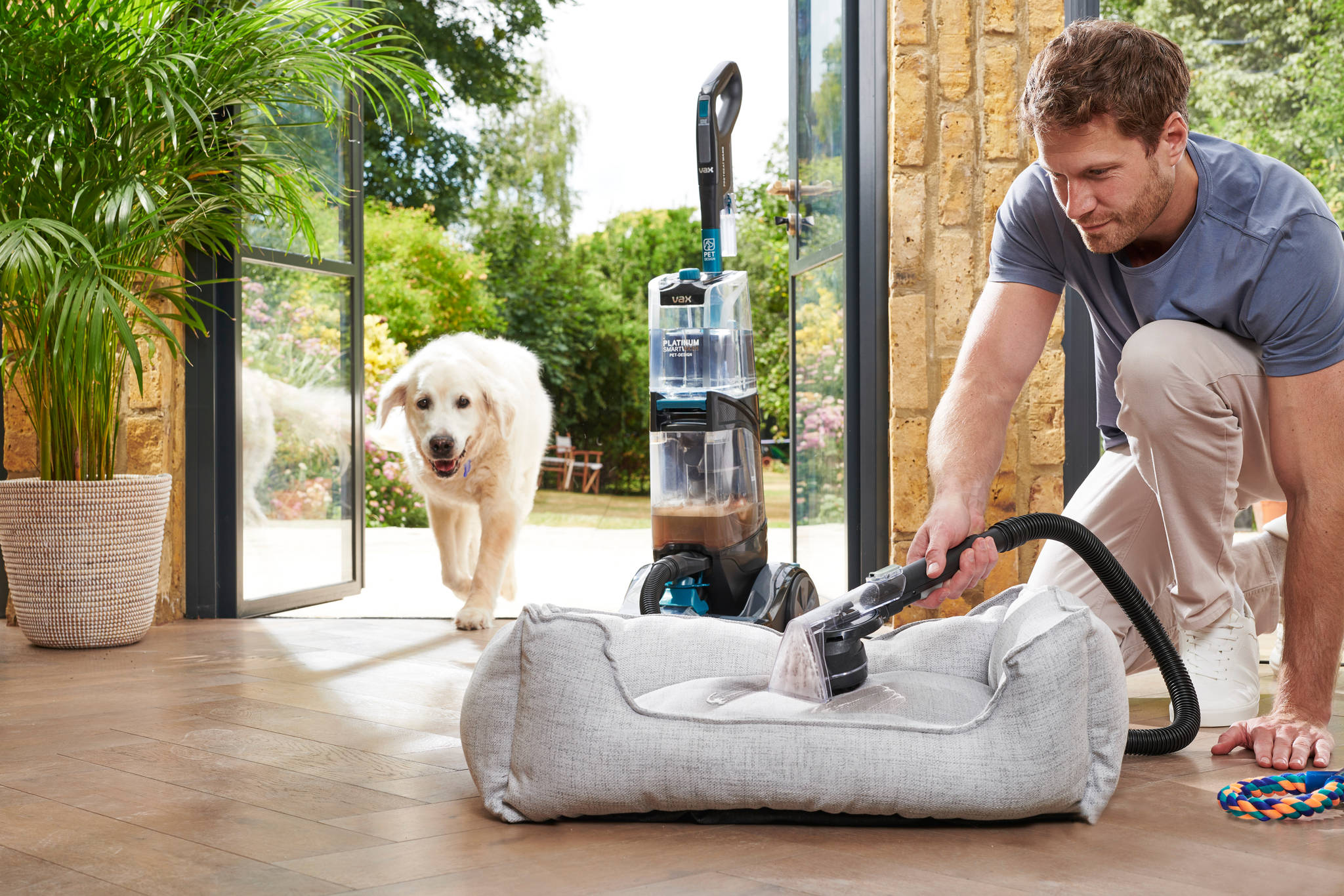 AAAA - HomePro New Product Gallery/SmartWash Pet-Design/VAX_Platinum_SmartWash_Pet-Design_-_Dog_Bed_Shot