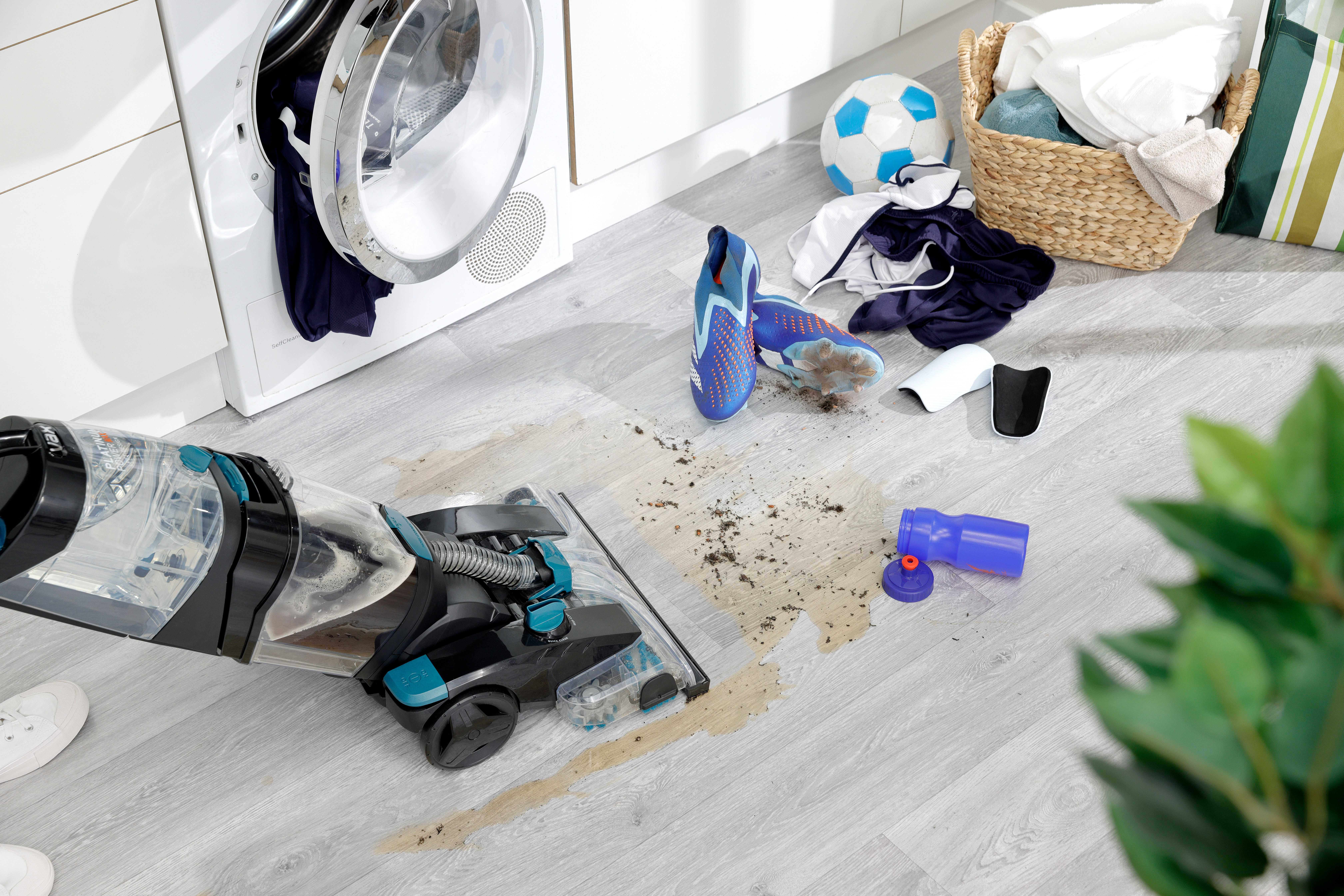 VAX Platinum Power Max Pet-Design cleaning up dirt on hard floor