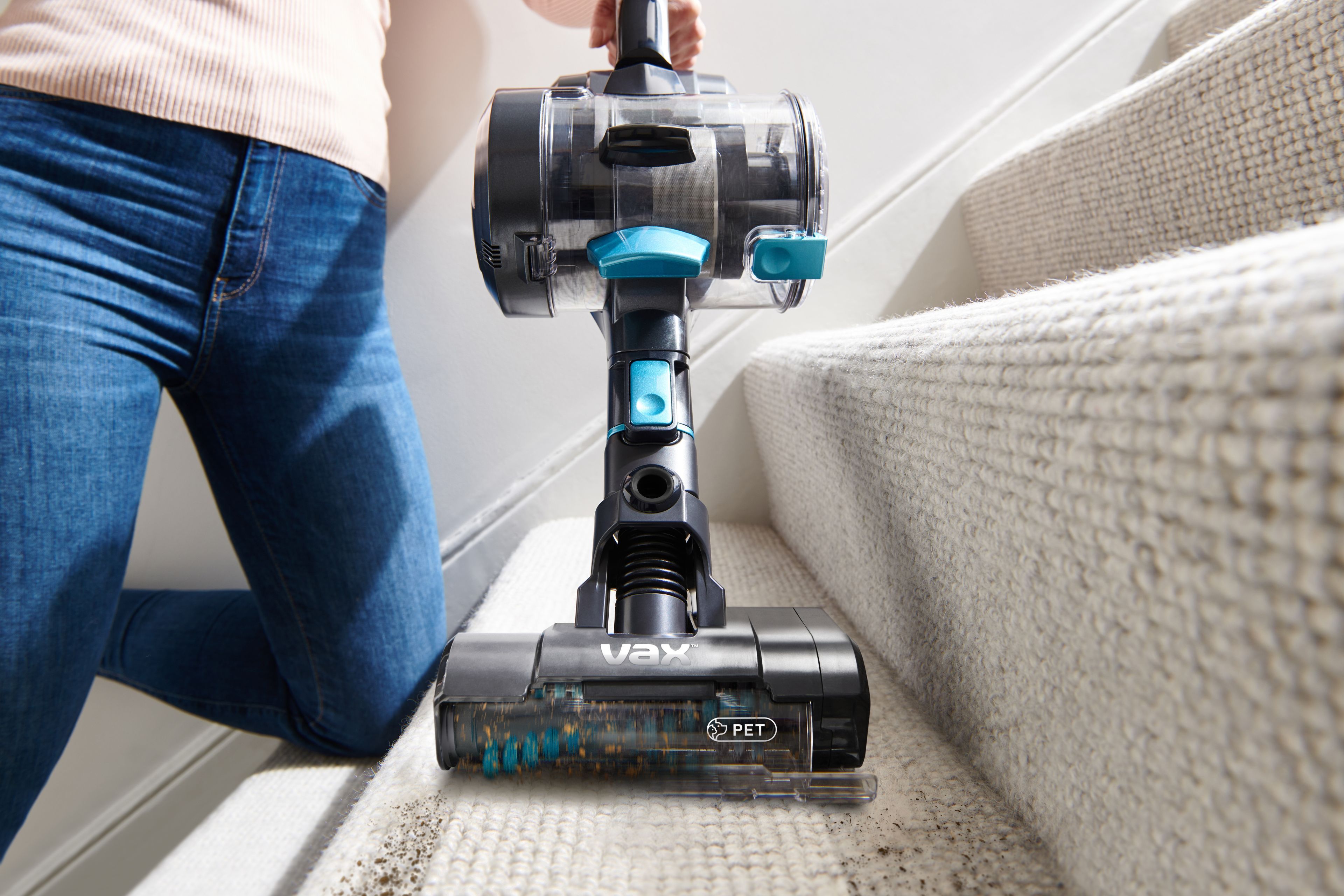 AA - HomePro Web Updates/Blade 4 Pet/VAX_ONEPWR_BLADE_4_PET_MINI_MOTORISED_PET_TOOL_ON_STAIRS