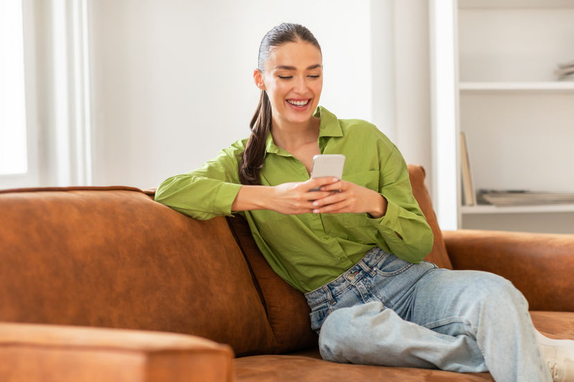 Mujer con teléfono celular