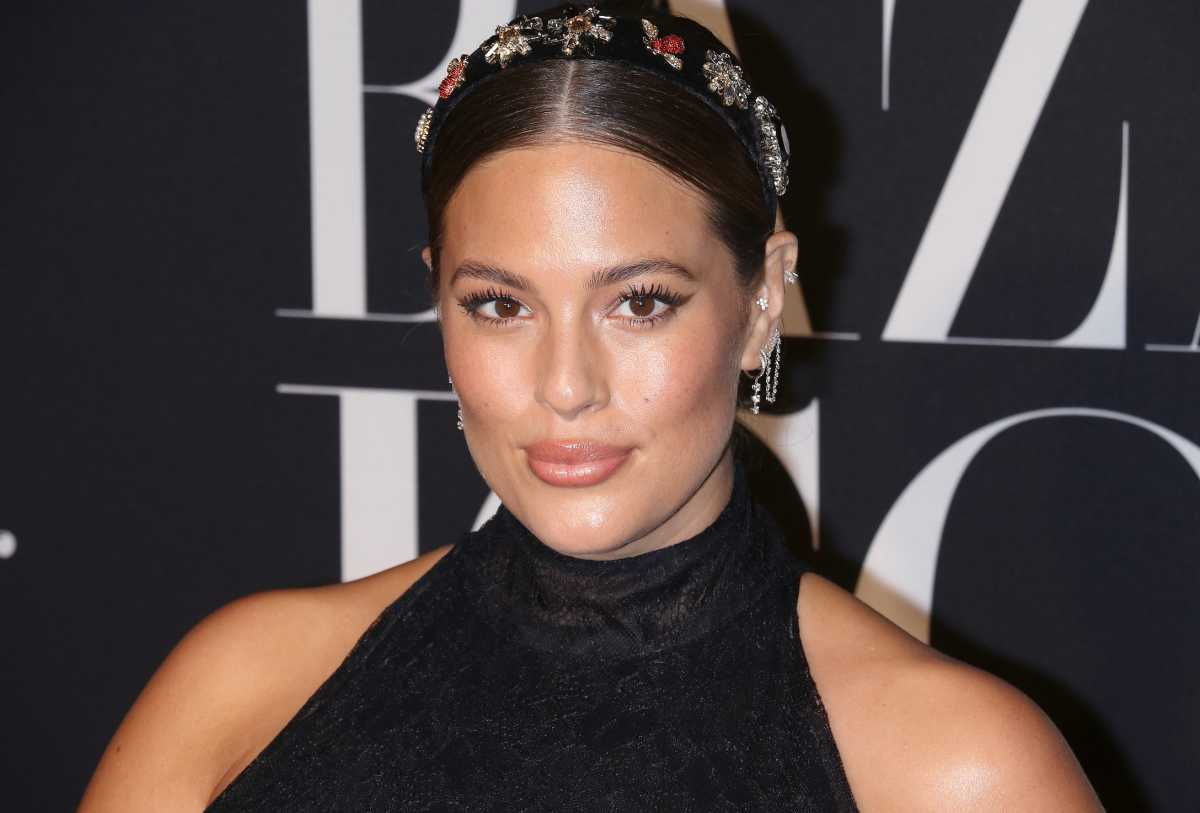 AshleyGrahamRevealstheControversialThingSheDoesToGetGoodSleepasaMomof3