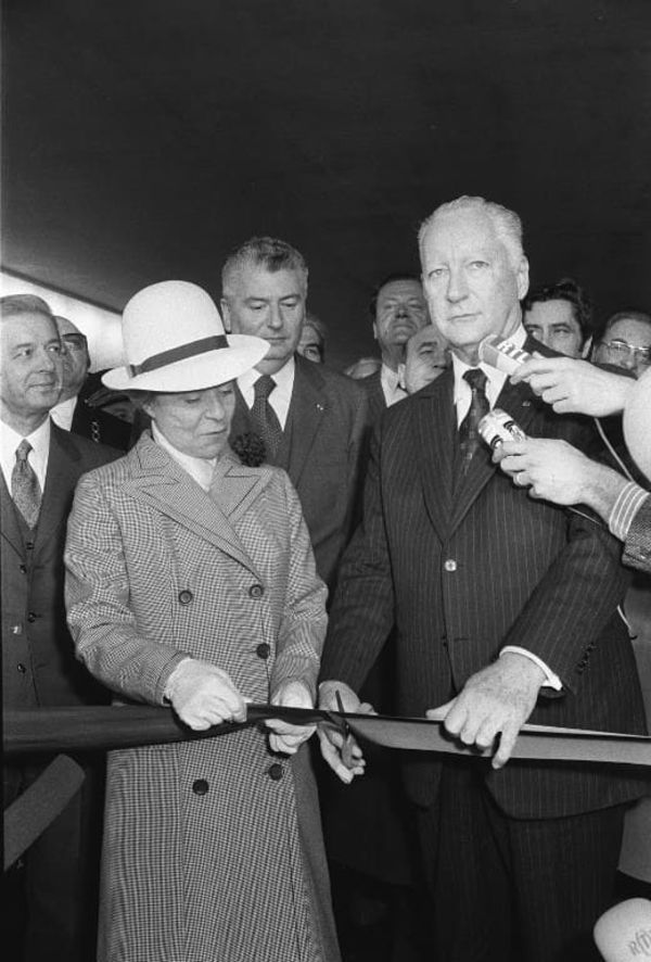 Le 25 avril 1973, le Premier ministre Pierre Messmer inaugurait la dernière portion du boulevard périphérique entre la Porte Dauphine et la Porte d’Asnières à Paris.