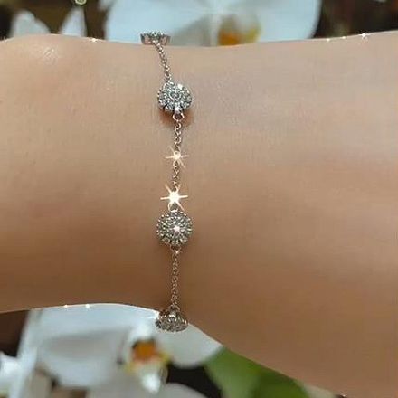 Picture of Elegant Flower Design Bracelet For Women In Sterling Silver