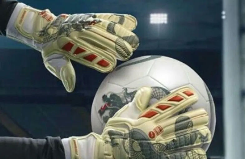 Kiper melakukan penyelamatan gemilang di PES 2013 PS3