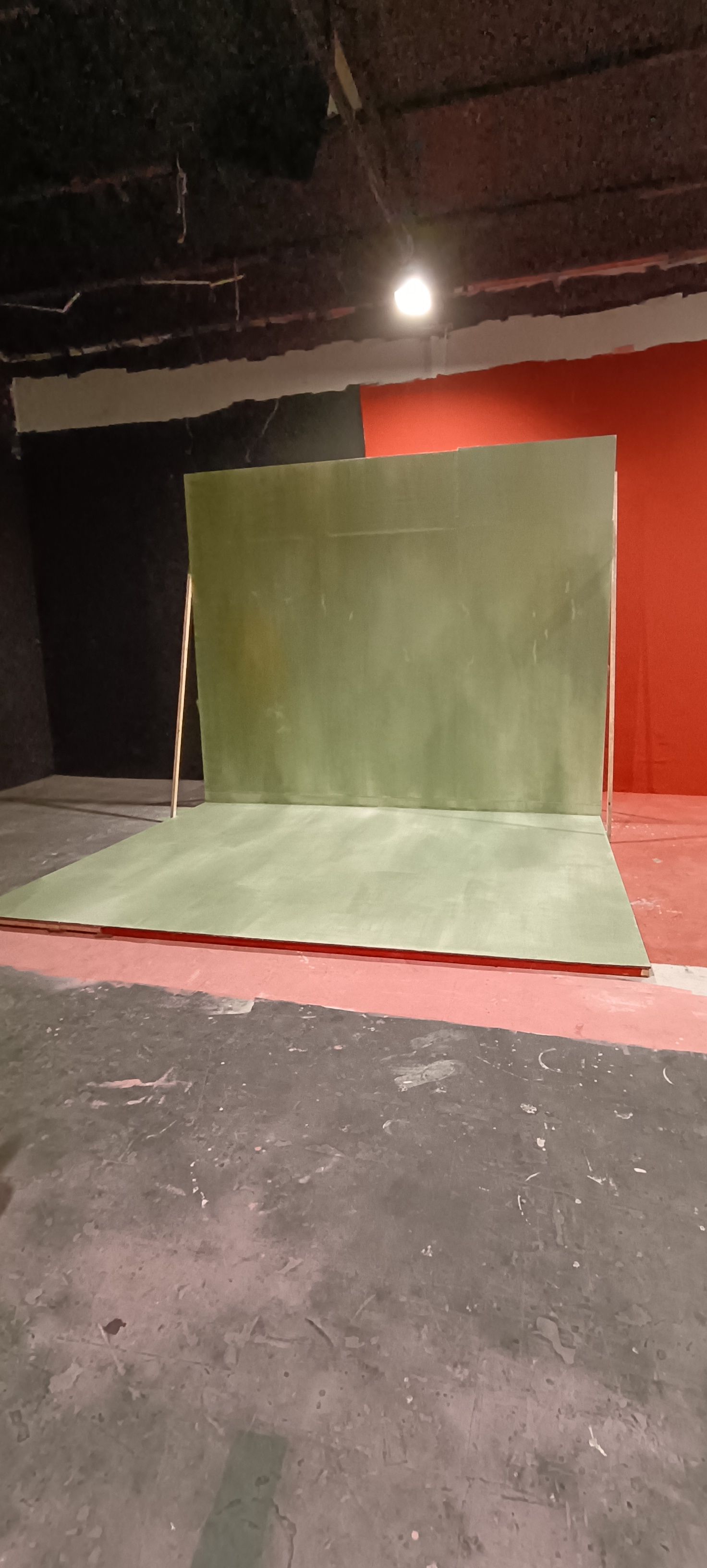 CANVAS WITH FLOOR
