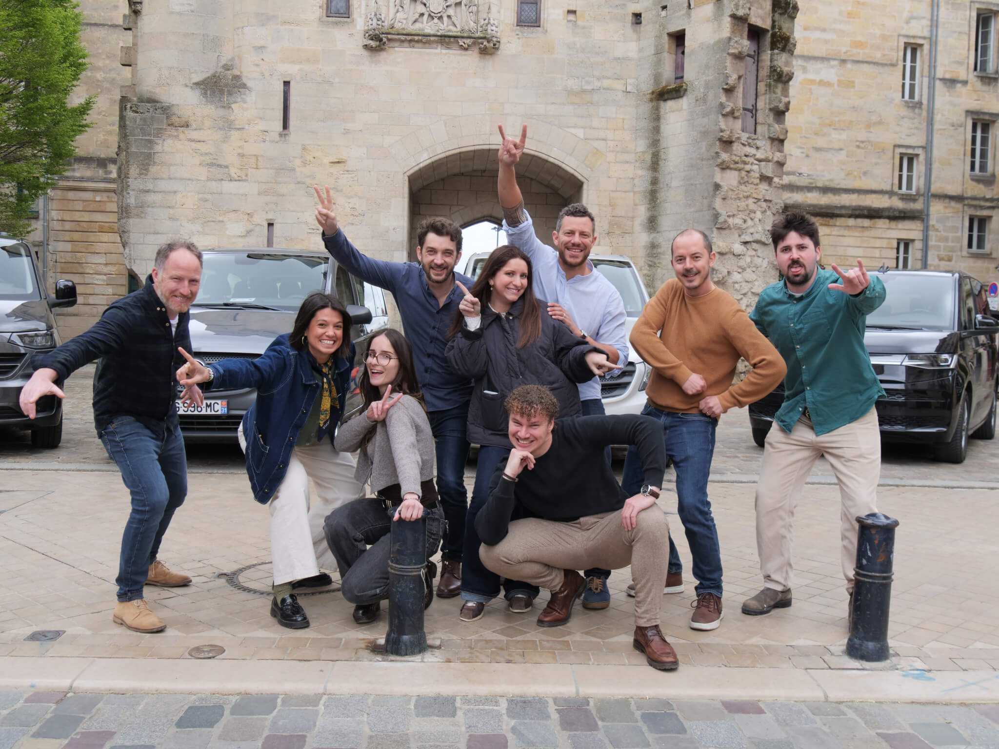 Team of guide and office in front of Porte Cailhau in Bordeaux
