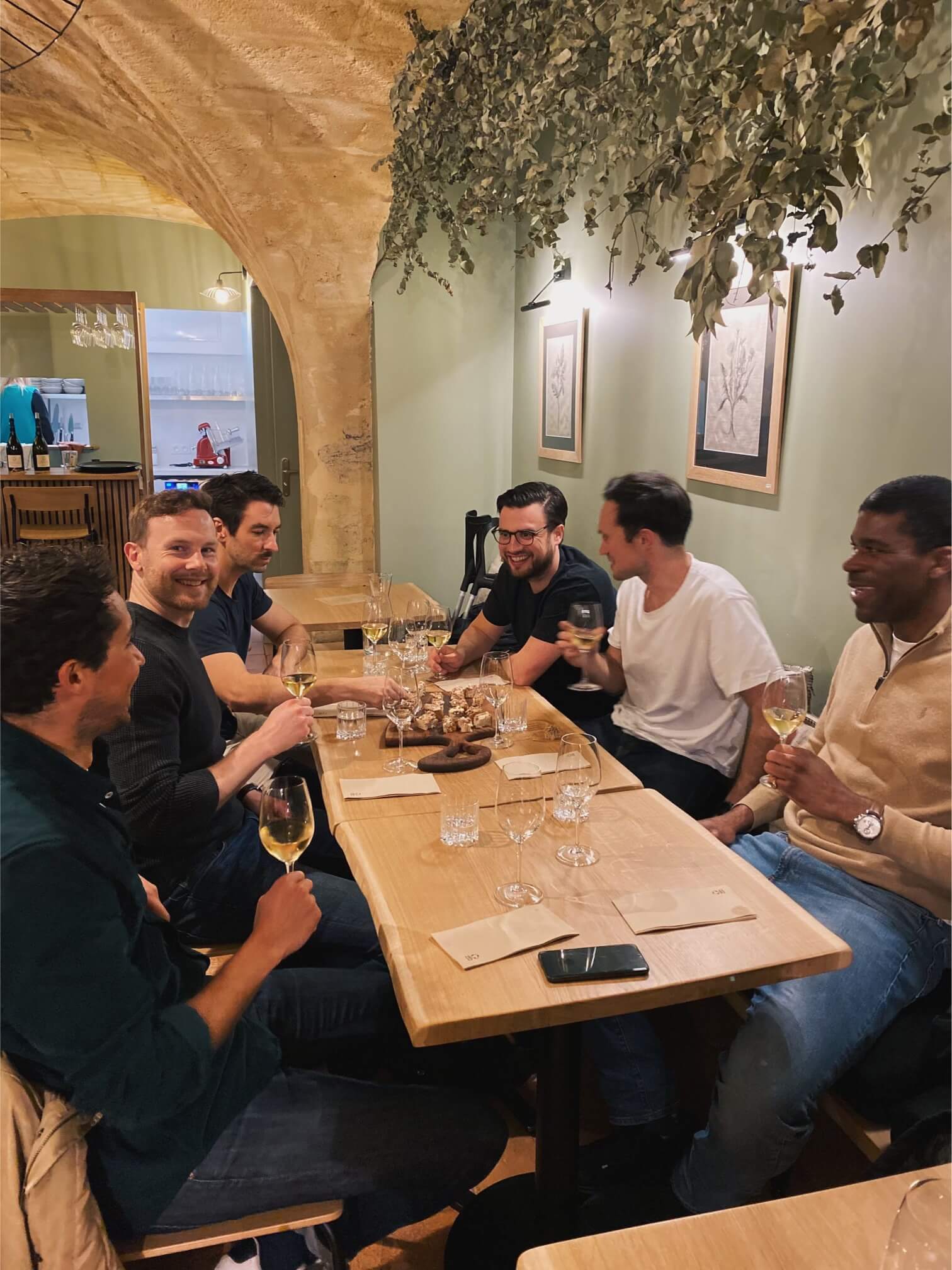Wine Bar Crawl in Bordeaux with charcuterie and cheese tastings