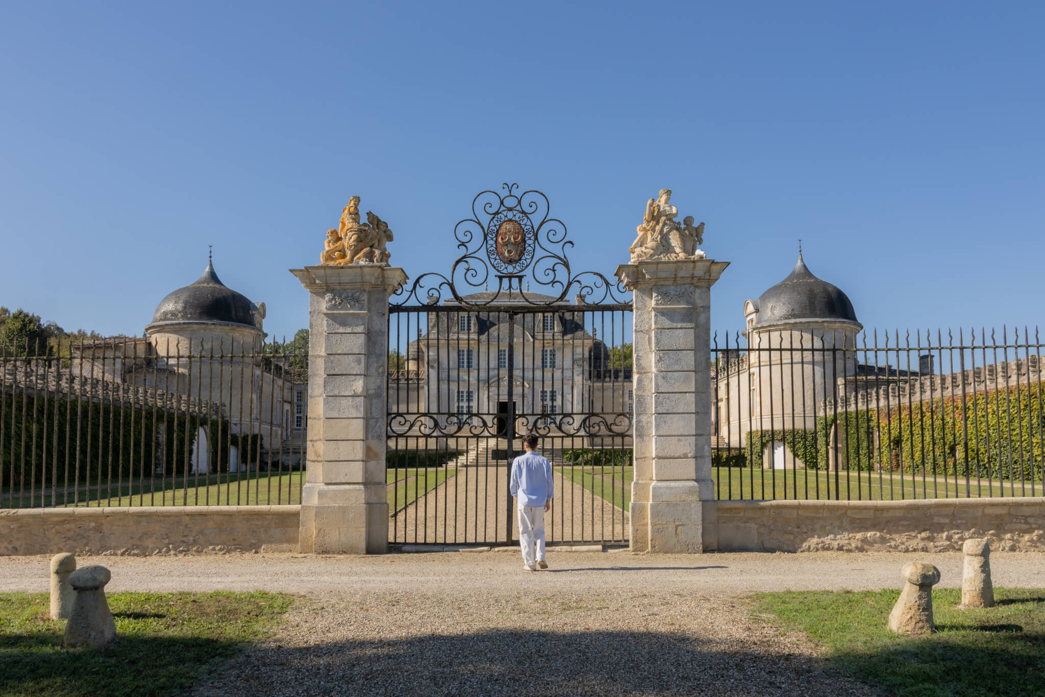 Visitor arriving at Château de Malle, a 17th-century Historic Monument on the Graves Sauternes wine tour from Bordeaux