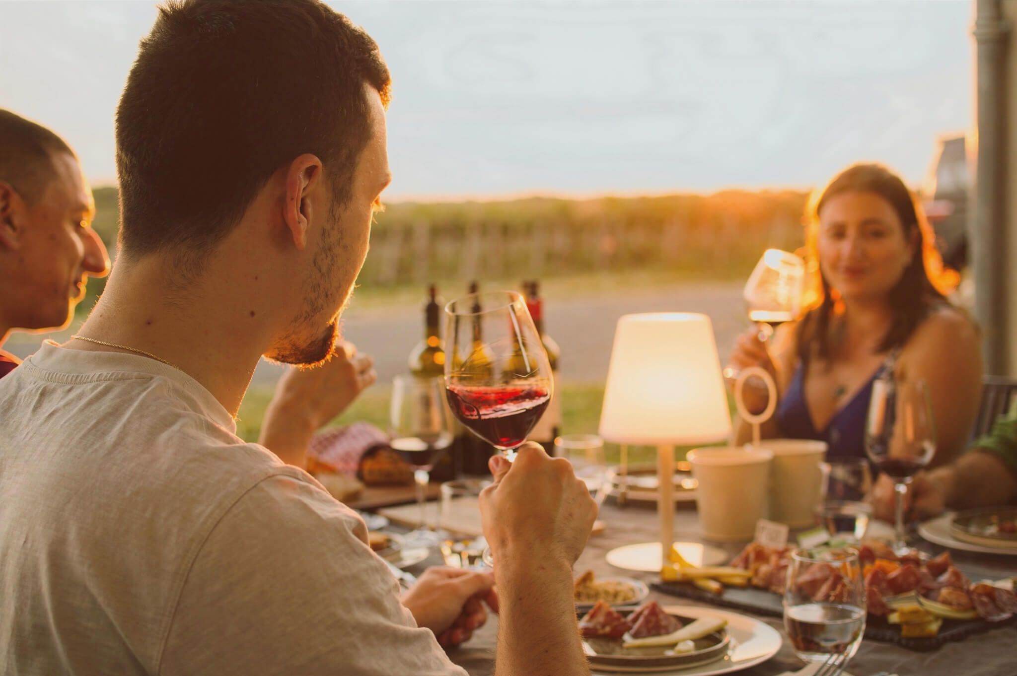 Dégustation de vin à Saint-Émilion au coucher du soleil – tour evening en petit groupe avec vins de Bordeaux et spécialités locales en plein vignoble.