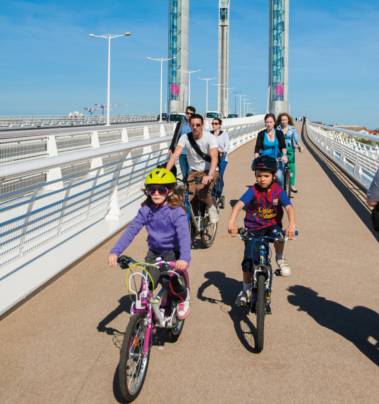 Des enfants qui font du velo sur le pont chaban