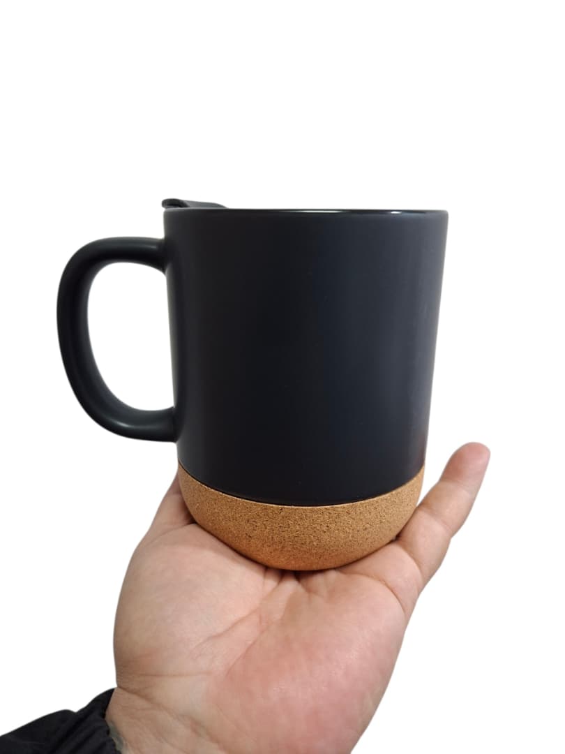 Taza negra mágica con base de corcho