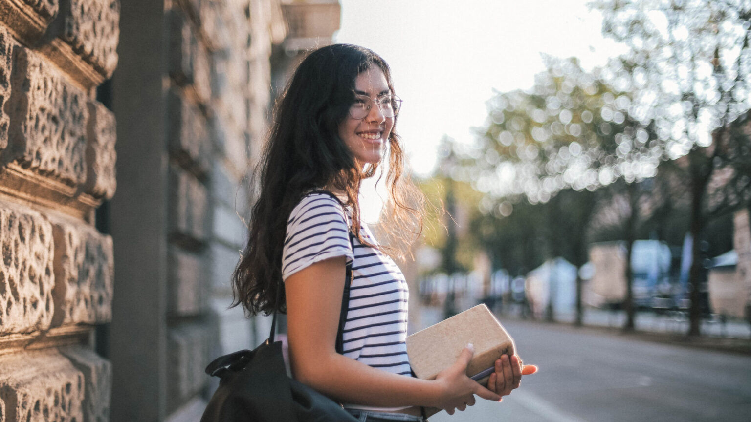 Relevant courses. Woman waiting. Woman in wait. Led girl.