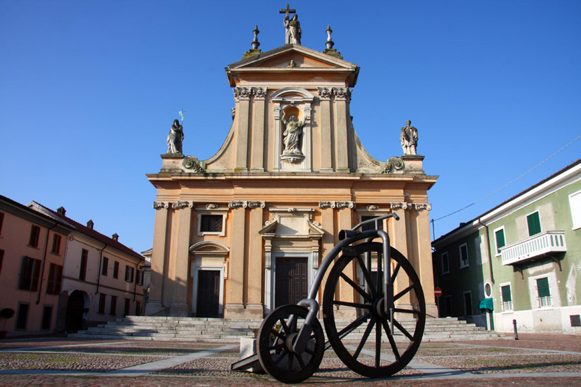 Veduta della piazza di Gravellona Lomellina (PV) con la Chiesa Parrocchiale della Beata Vergine Assunta, dopo lo spostamento del monumento ai caduti gravellonesi nella I e II guerra mondiale