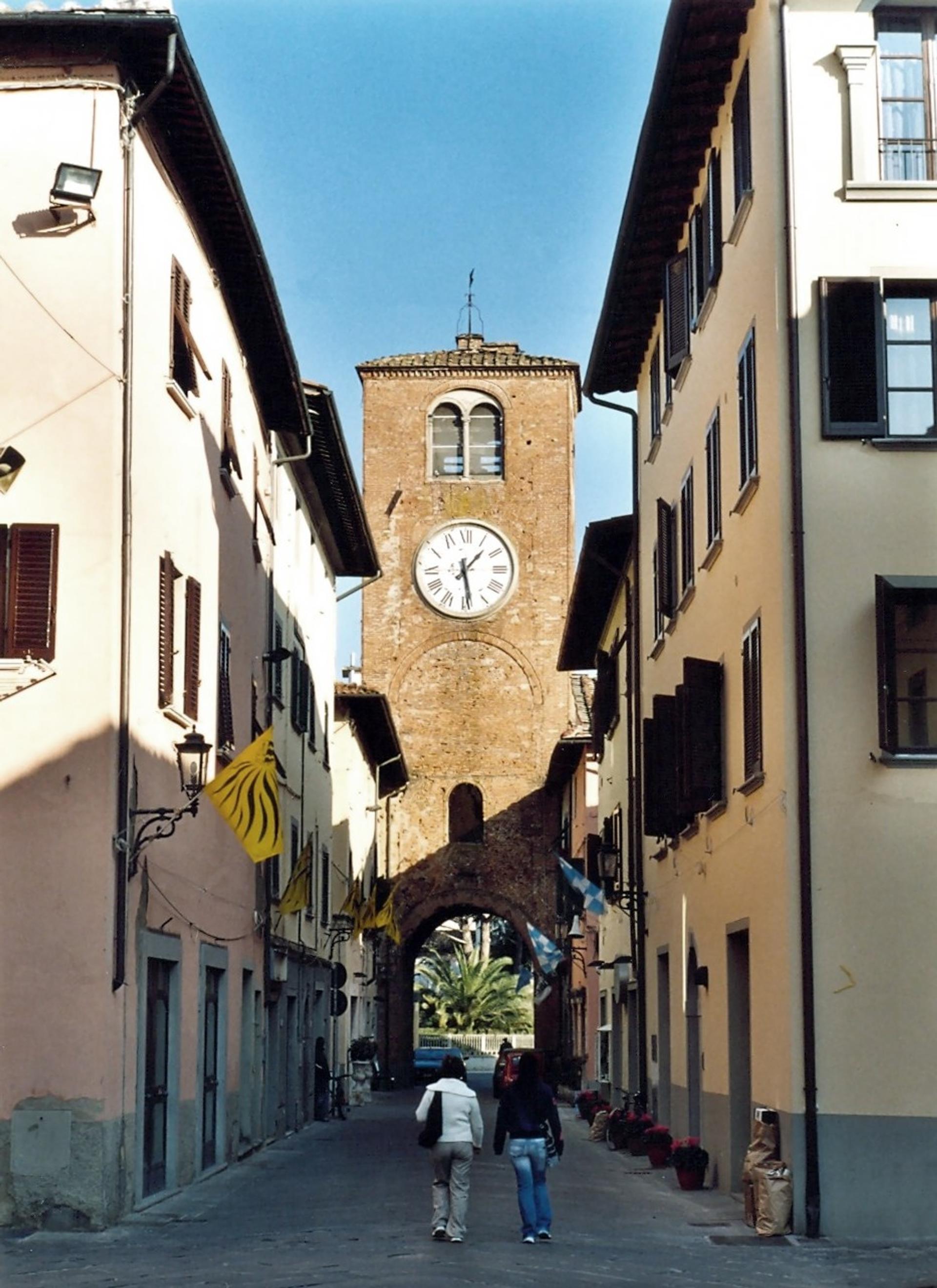 <a href="https://it.wikipedia.org/wiki/Castelfranco_di_Sotto" class="extiw" title="it:Castelfranco di Sotto">Castelfranco di Sotto</a>, Province Pisa, Tuscany, Italy - Torre medievale con Porta San Pi...
