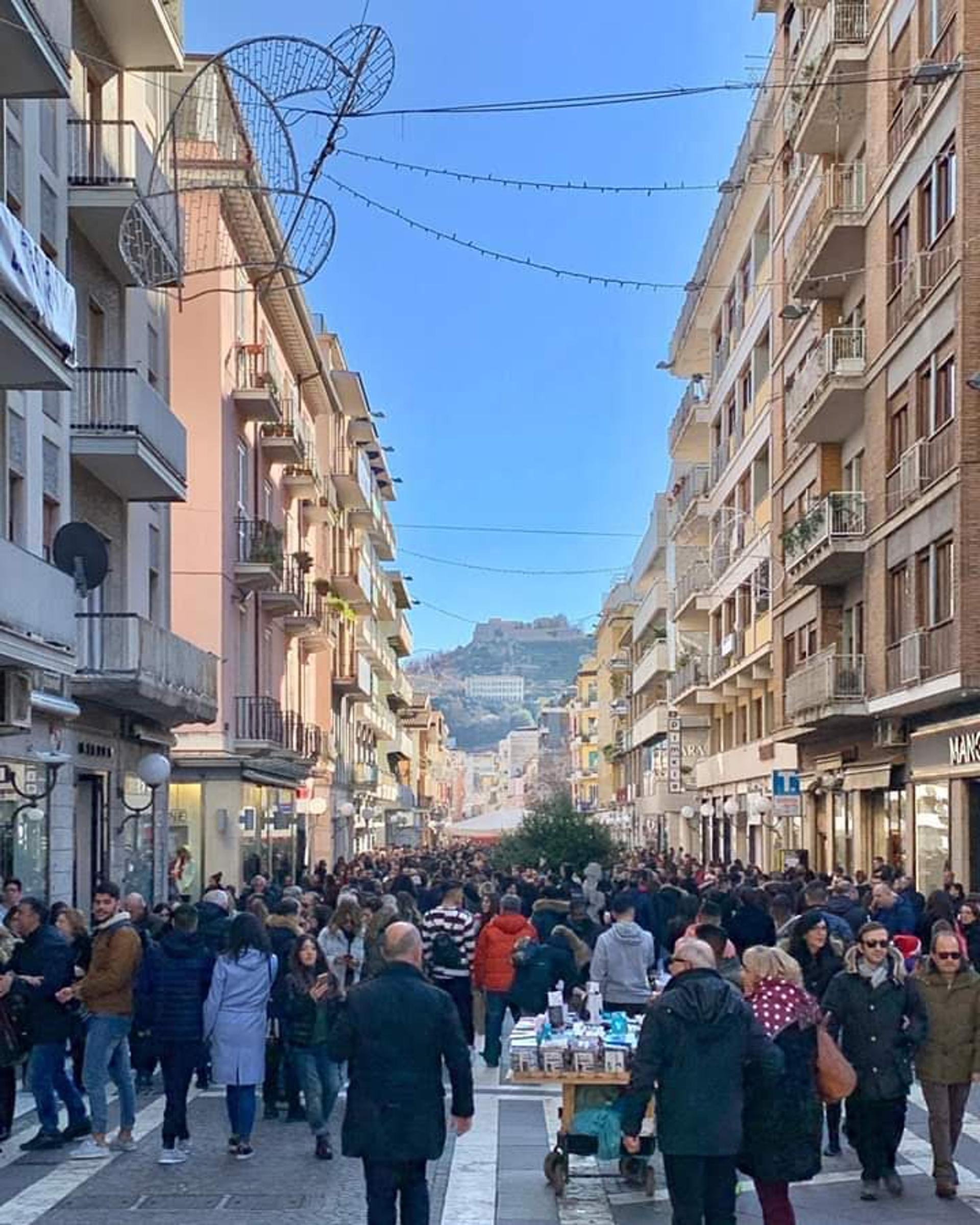 Scorcio dell'isola pedonale di corso Mazzini a Cosenza e sullo sfondo il castello Normanno-svevo