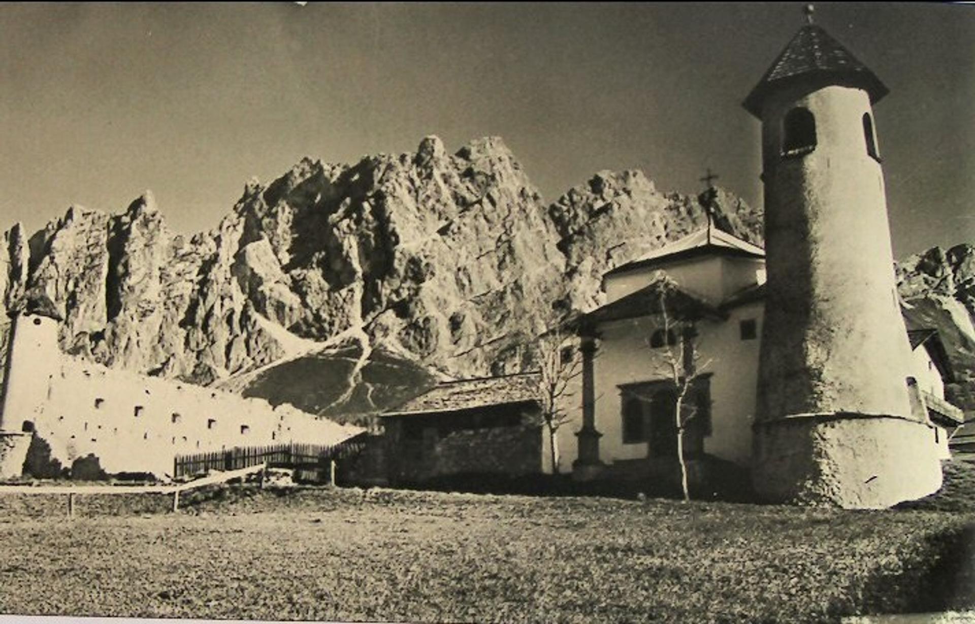Fotografia ritraente la Chiesa della Santissima Trinità a Castello de Zanna, Cortina d'Ampezzo