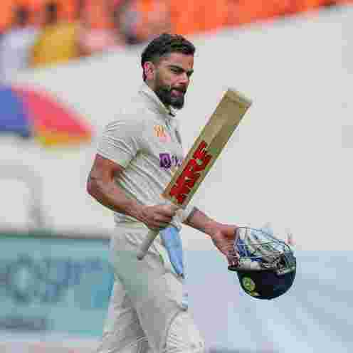  Watch: Virat Kohli Wins Hearts As He Gives a Special Gift to Khawaja