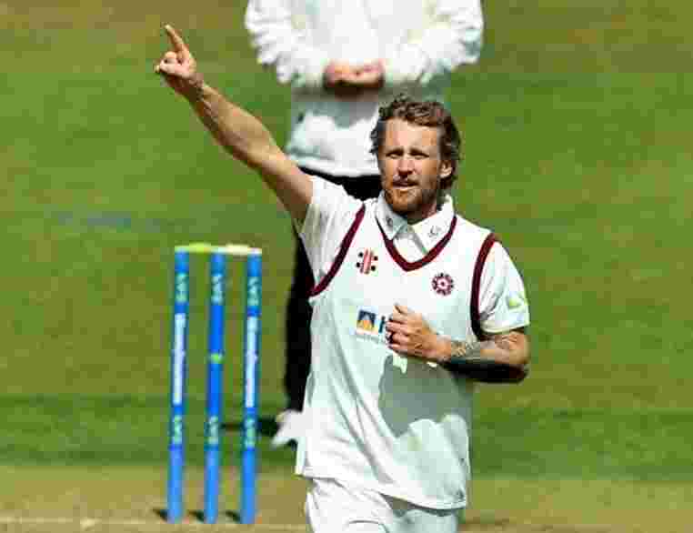 Gareth Berg signs a contract extension with Northamptonshire