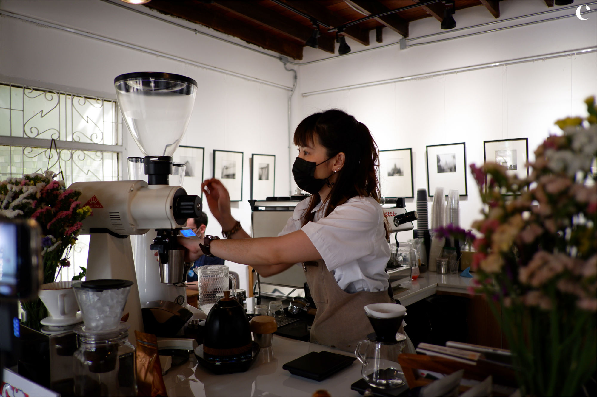 ร้าน Monochrome Specialty coffee บาริสต้ากำลังทำกาแฟ