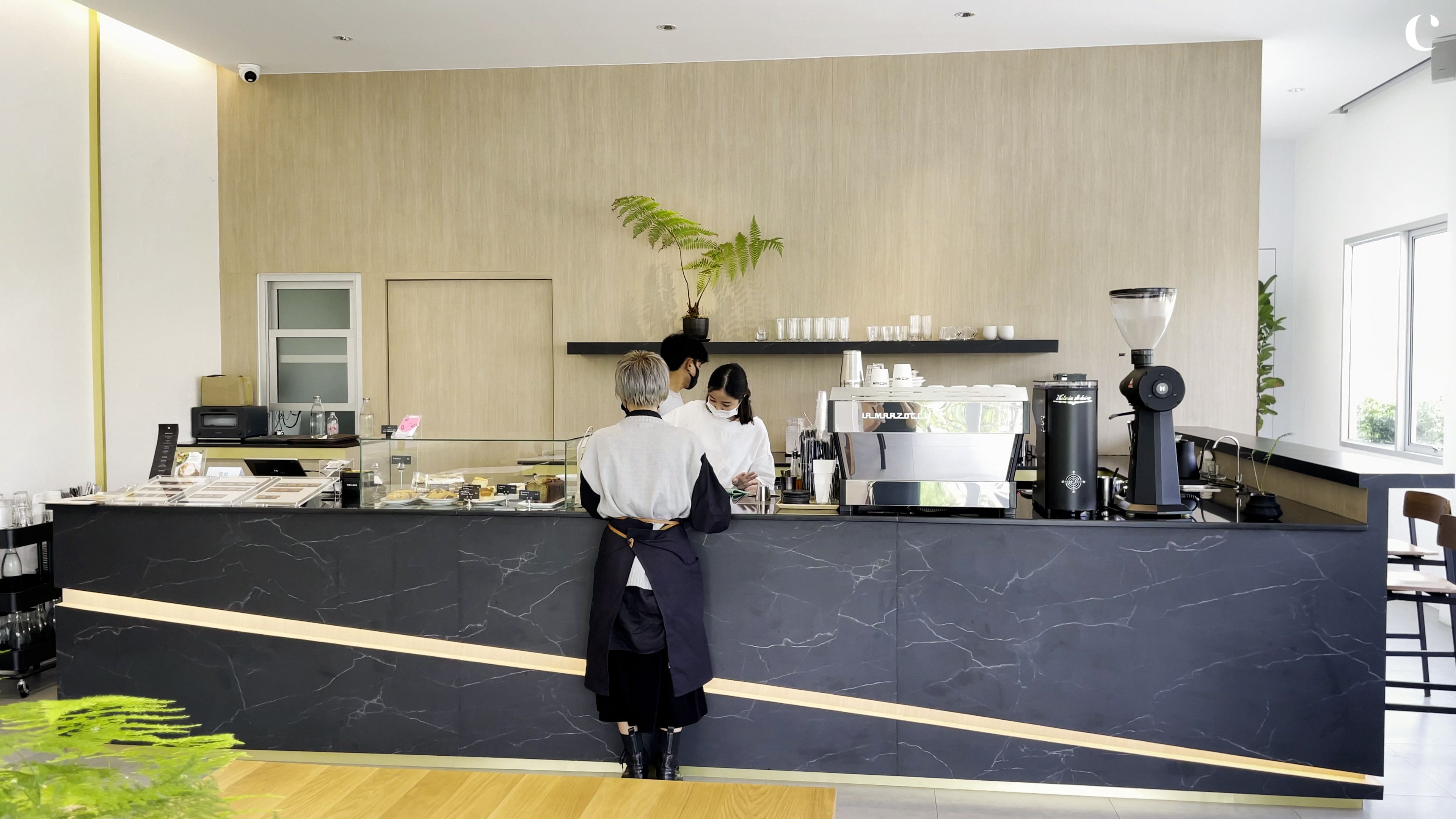 บรรยากาศภายในร้าน Medium.cnc ที่โล่ง โปร่ง เห็นเคาน์เตอร์บาร์ยาว