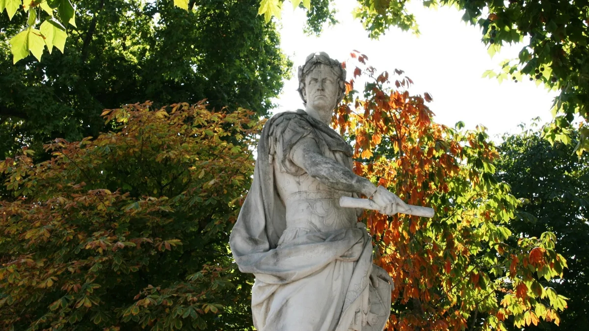 Estátua de Julio Cesar segurando um calendário