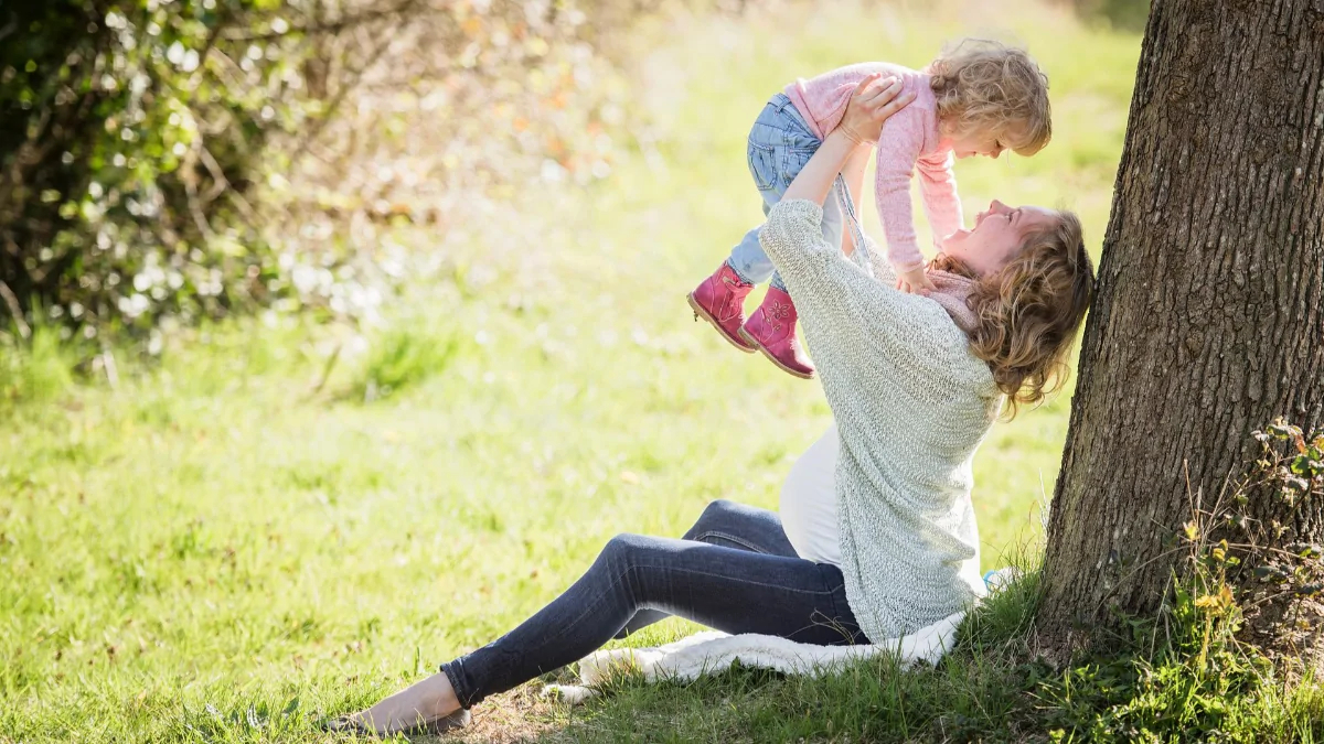 Dia das mães 2º domingo de maio Mãe brincando a filha no parque
