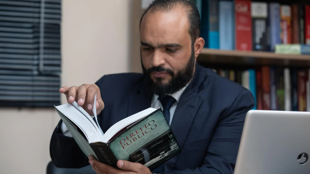 Advogado lendo livro de direito